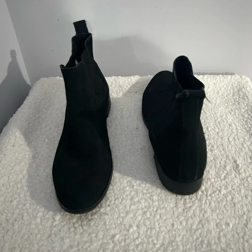 EUC Tom's Women's Sz 10 Ella Black Suede Chelsea Ankle Boots Classic Minimalist